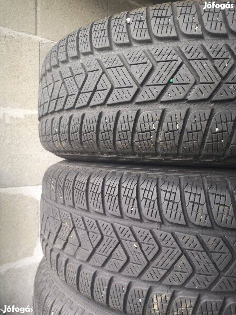 215/65R16 Pirelli téligumik