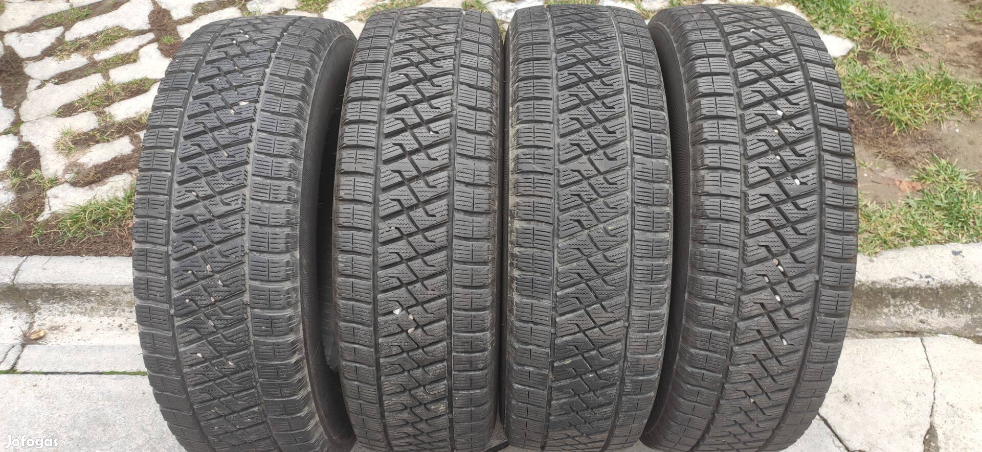 215/65 R16C 2022 évj. Lassa téli gumi