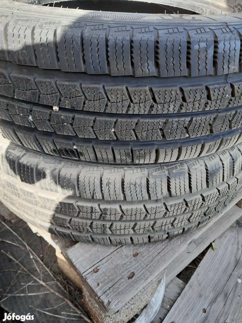 215/75 r16c téligumi garnitúra