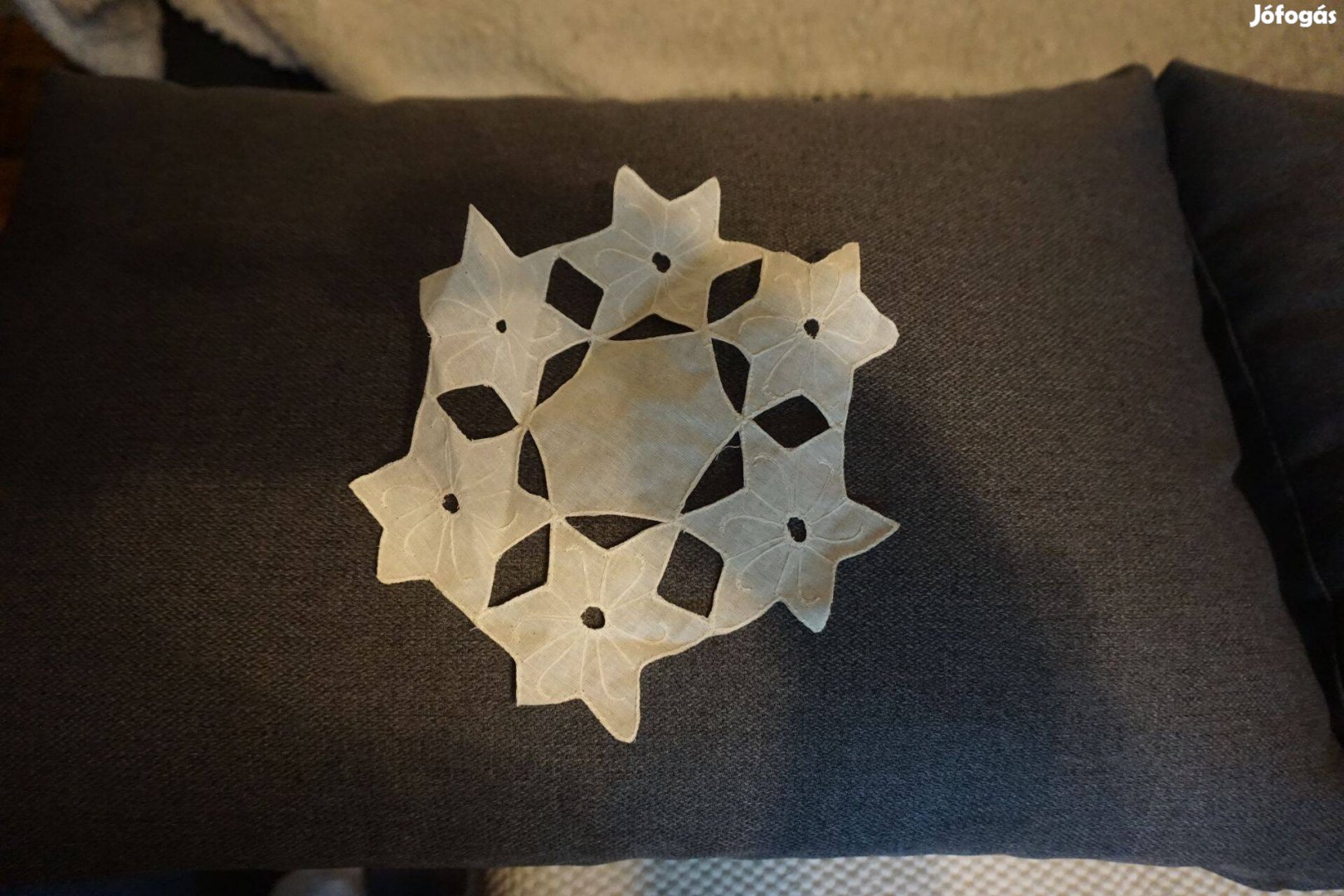 21 cm.-es csillag mintás fehér csipke alátét terítő eladó