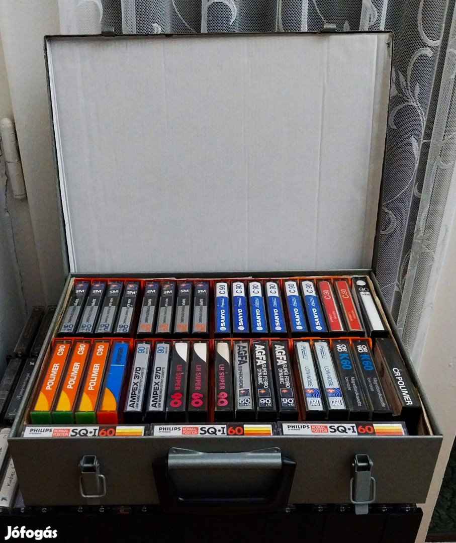 21 darab újszerű állapotú retro audio kazetta vas bőröndben!