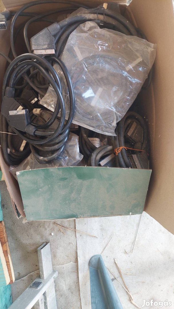 21 pólusú scart tipusú csatlakozók 