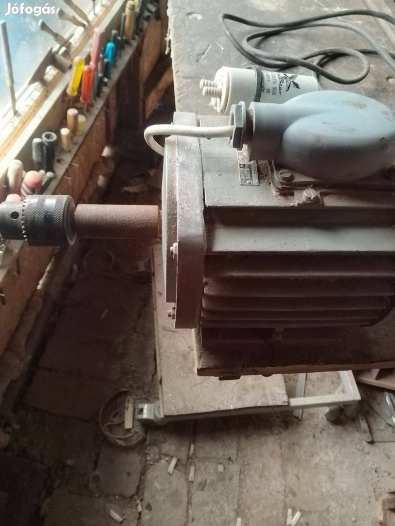 220 as vilanymotor asztallal együtt