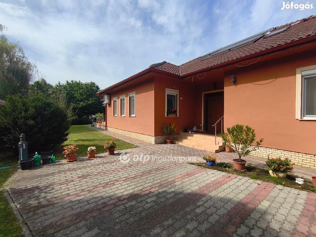 220 nm-es ház eladó Kápolnásnyék