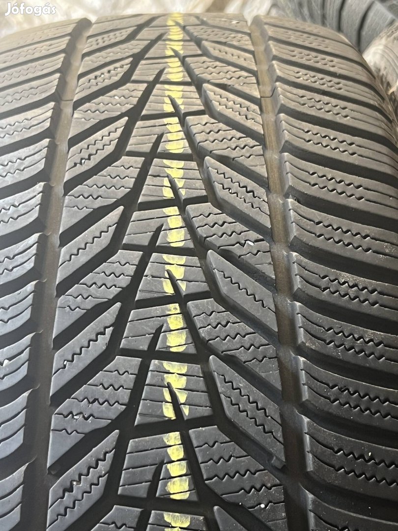 225/40R19" téligumi