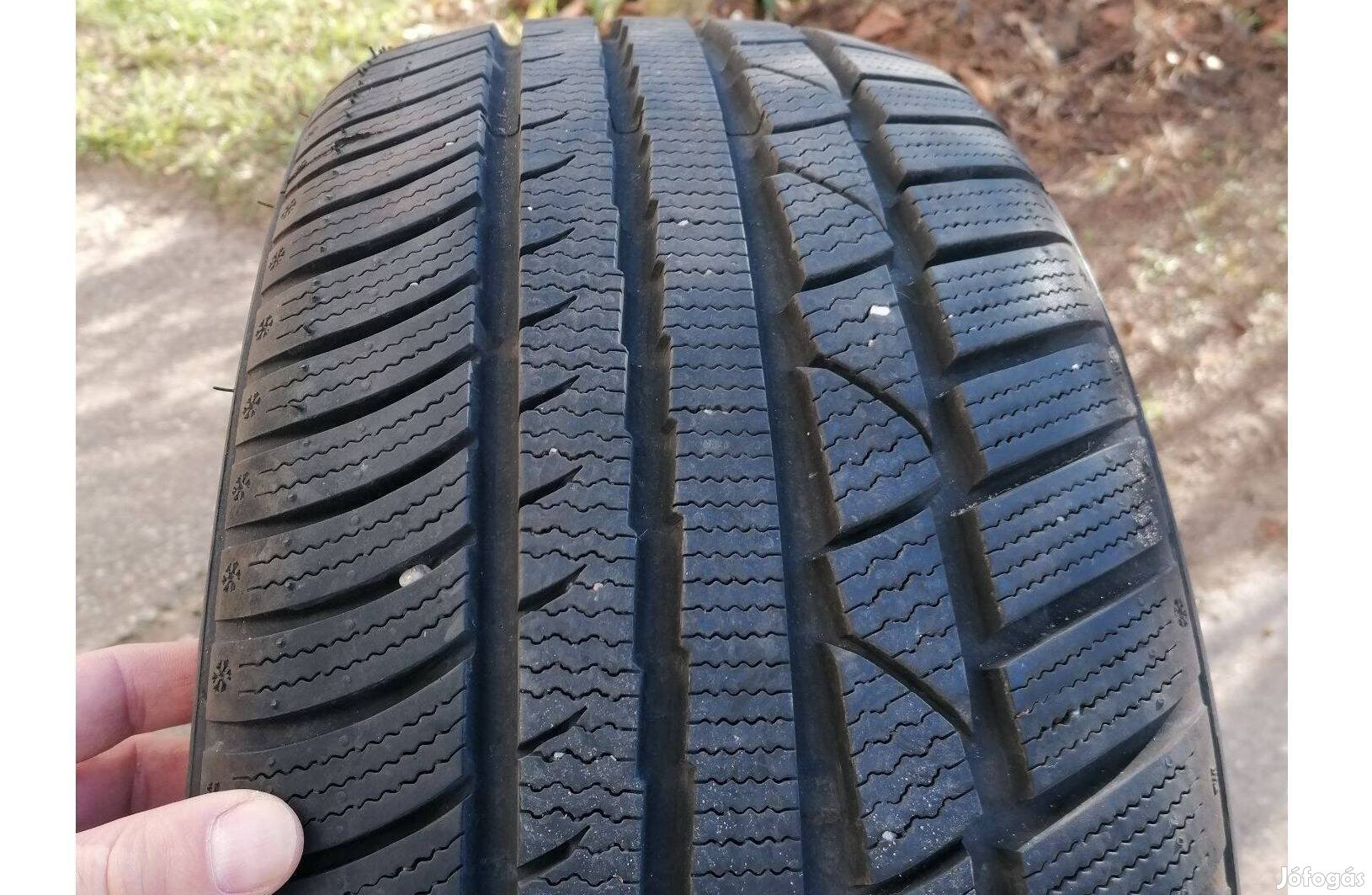 225 40 18 Újszerű Téligumi szett