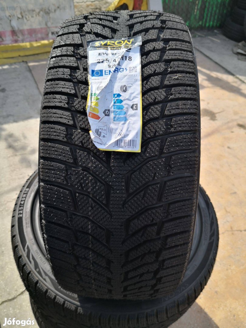 225/40 R18 Új!! Syron téli gumi 99000ft a 4db /327/