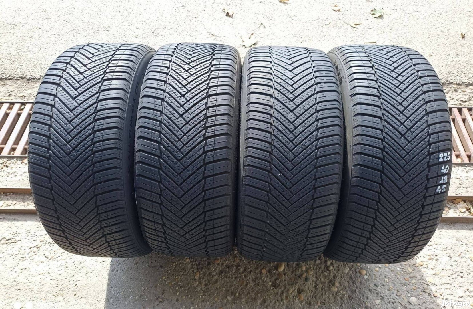 225/40 R18" Tourador 4 évszakos használt garnitúra