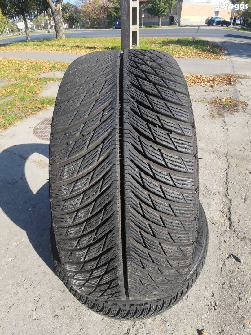 225/40 R19 93W első 255/35 R19 hátsó 