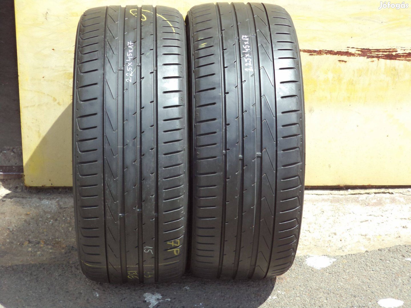 225/45R17 Falken Nyári Gumi