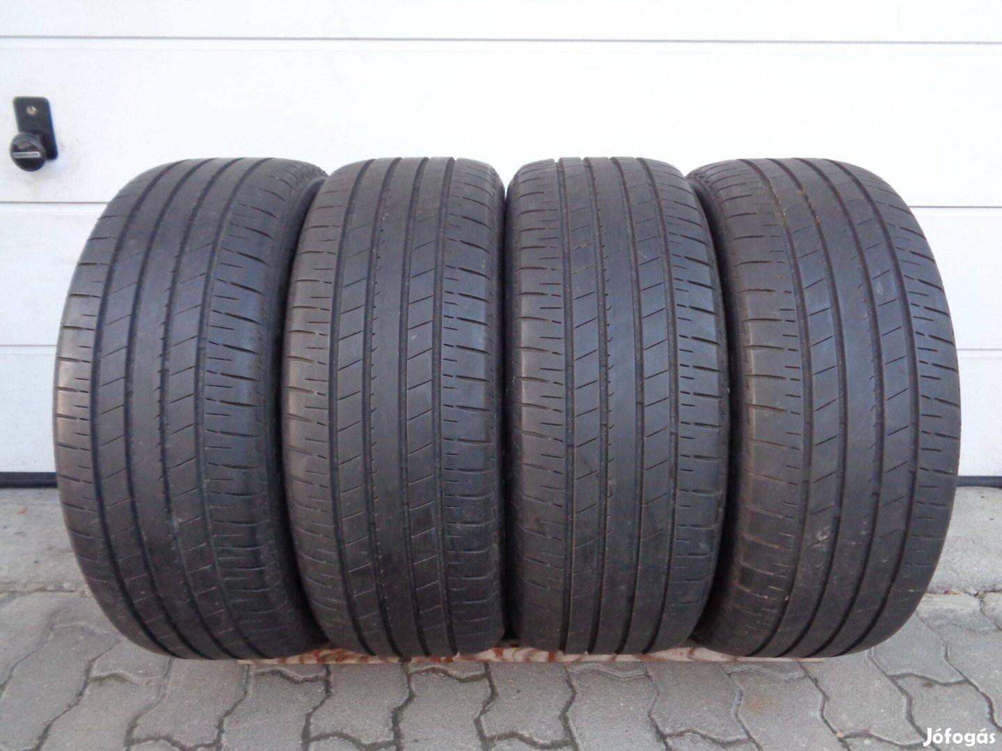 225/45R19 Bridgestone nyári gumi garnitúra 5-6mm-es mintával eladó