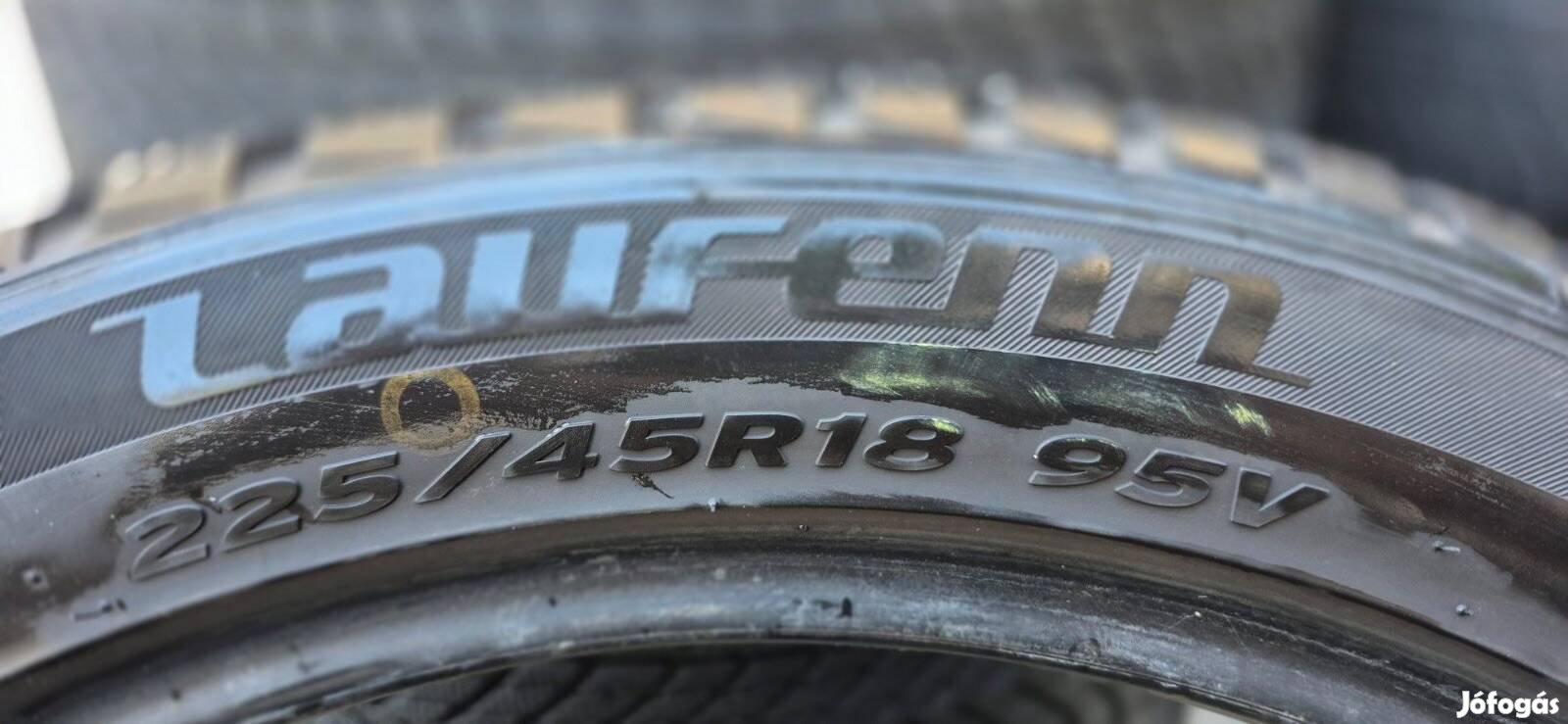 225/45/18 Laufenn téligumi szett