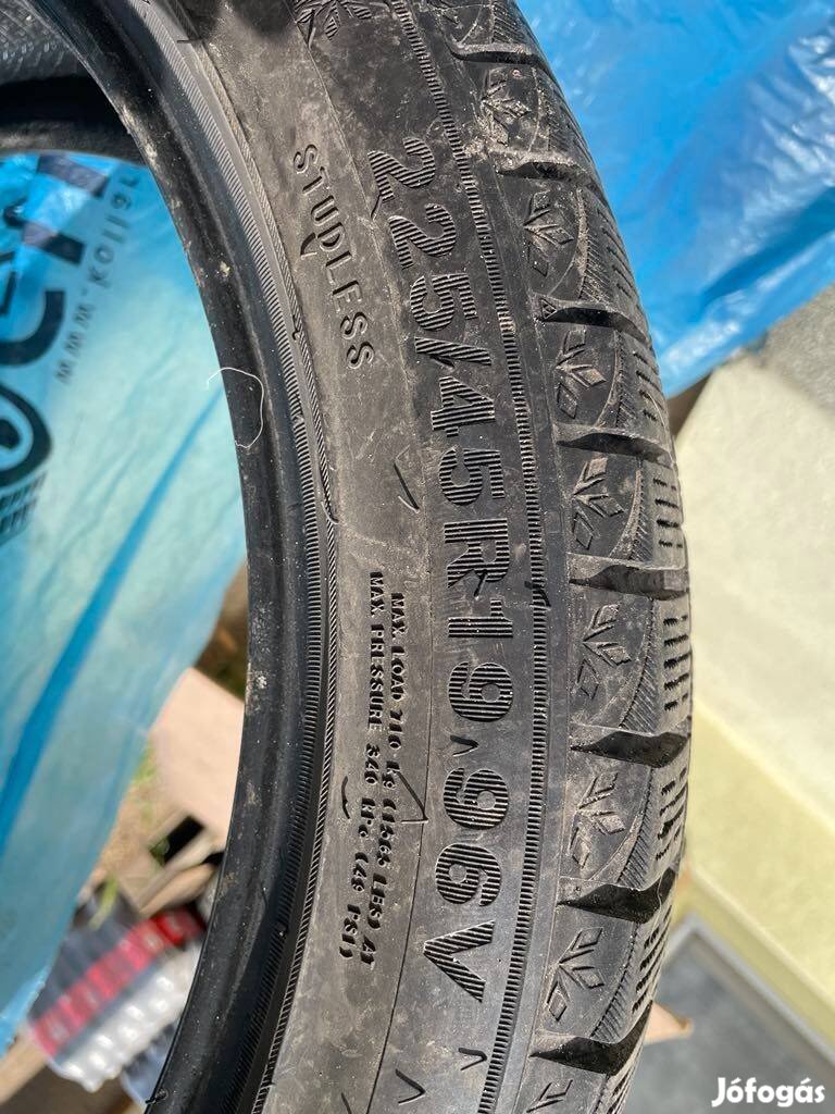 225/45 R19 96V egy szezont futott téli gumi / 4 db