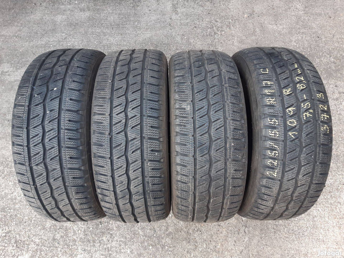 225/55 R17 C - Hankook téligumik