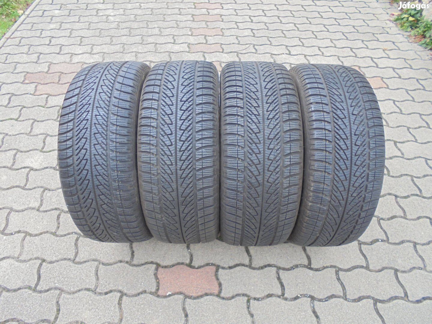 225/55 R17-es Goodyear téli gumi eladó