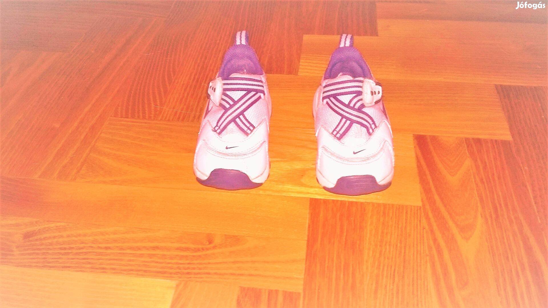 22,5 bth:12,5 cm Nike Újszerű lány fehér rózsaszín betétes gyerek cipő