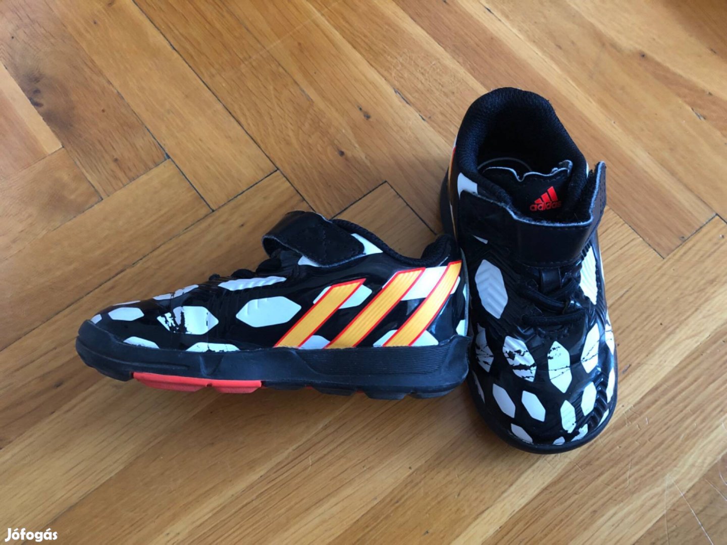 22-es Adidas foci cipő