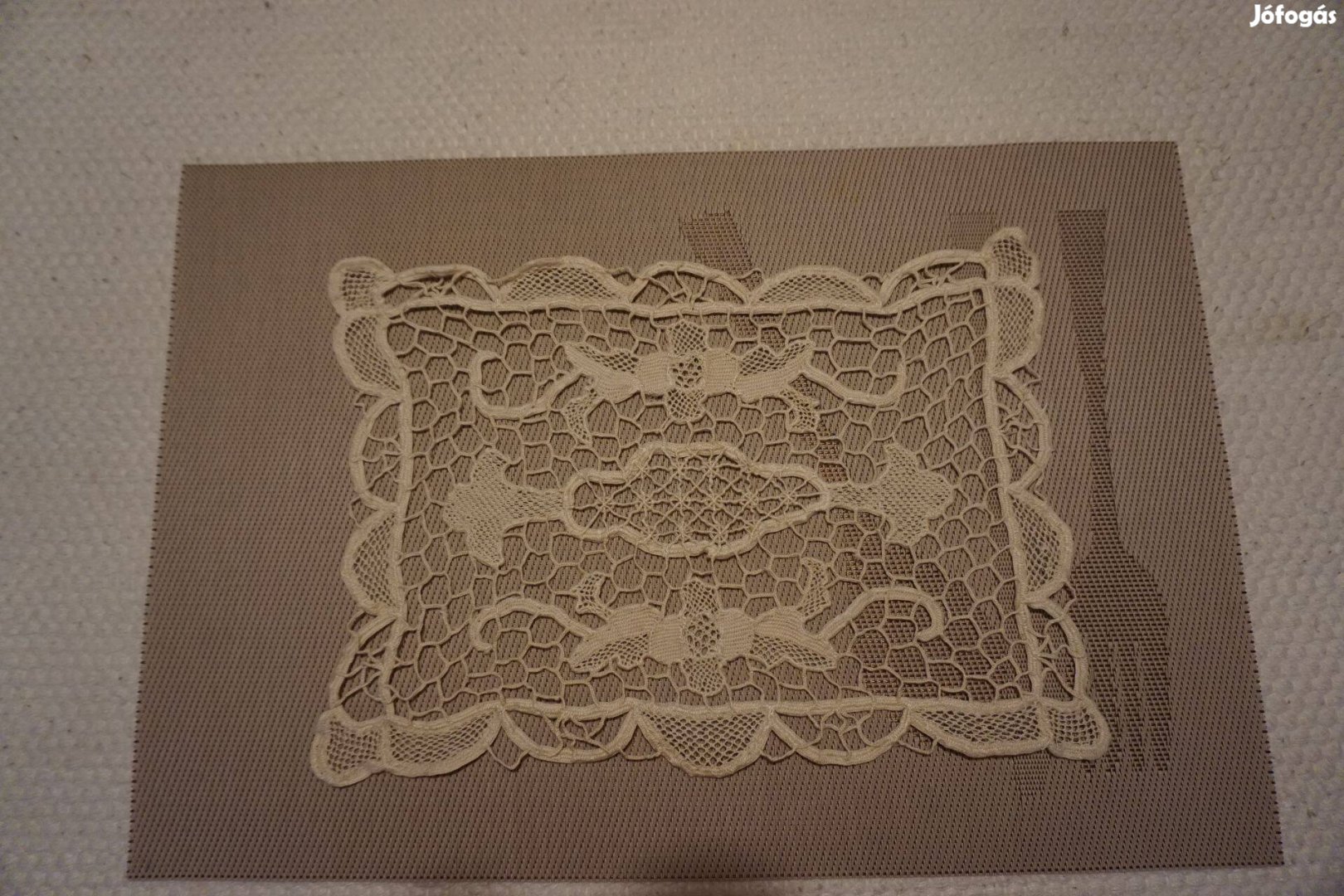 22x30 cm.-es fehér kis csipke terítő eladó