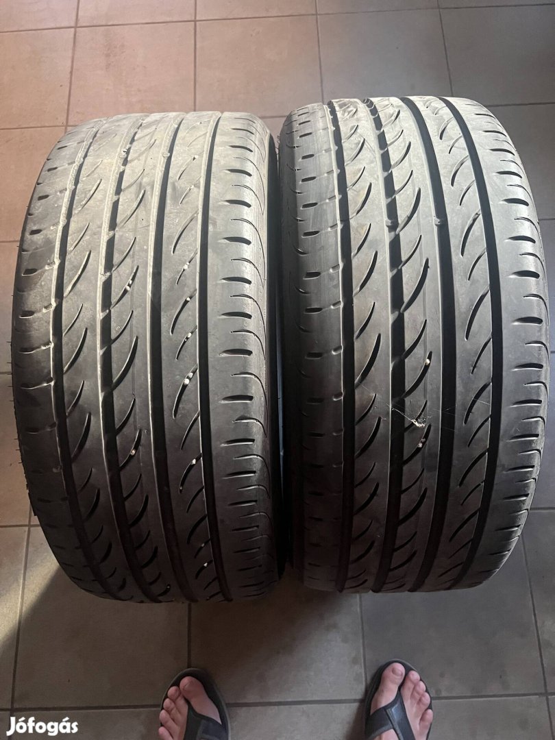 235/35R 19" nyári gumi.