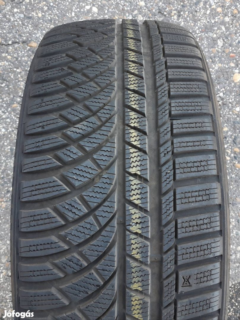 235/40 r19 Kumho Winter Craft wp72. 1db.