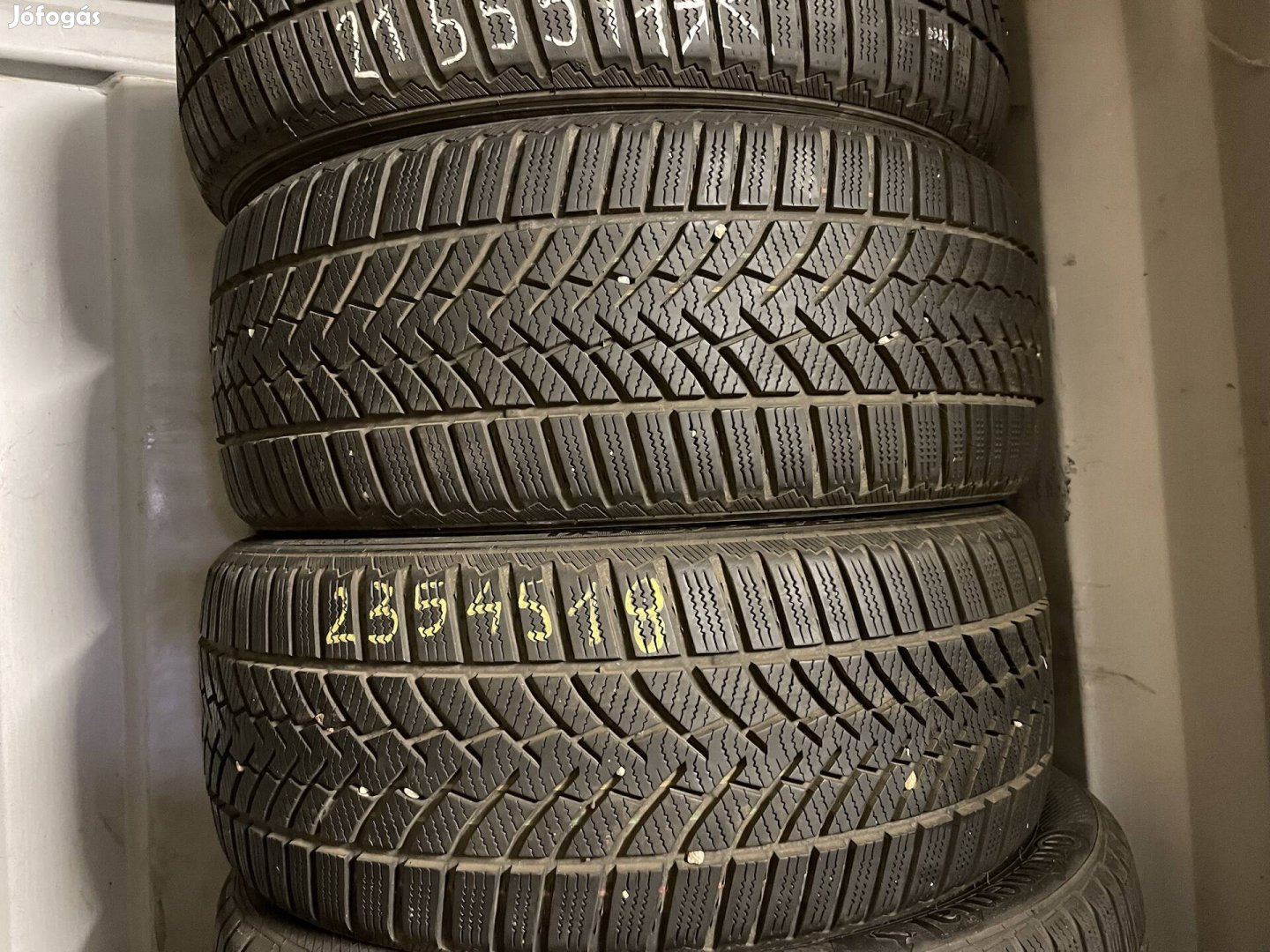 235/45R18 téligumik