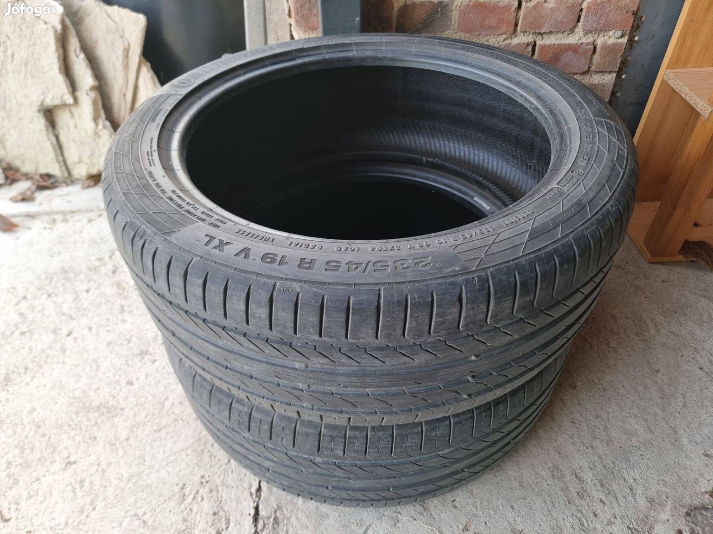 235/45R19 Continental 2db nagyon jó állapotban olcsón eladó!