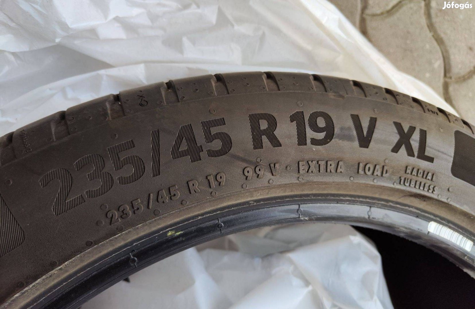 235/45R19 Continentál