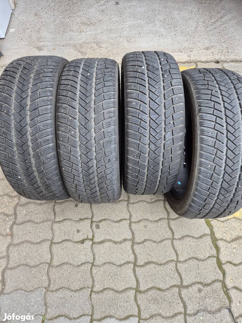 235/45R20 Vredestein téli