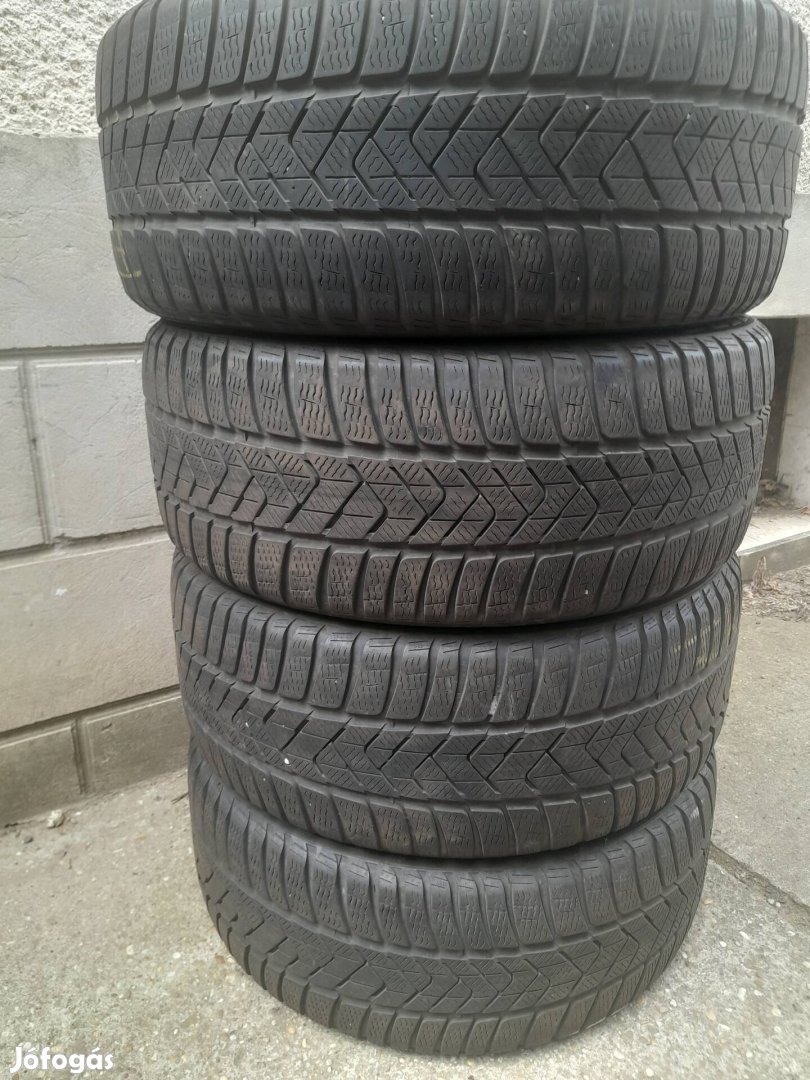235/45 R18 Téli Pirelli 4db
