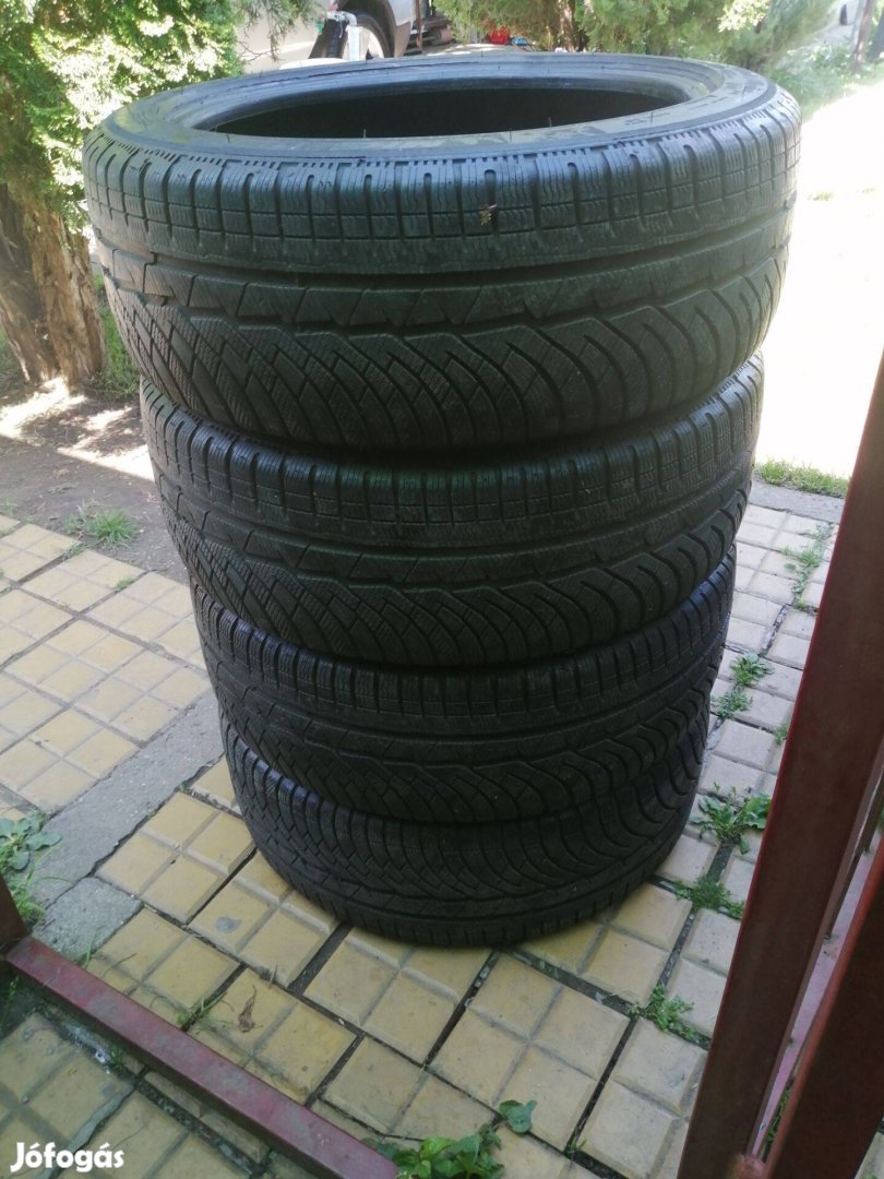235/45 R19 Michelin