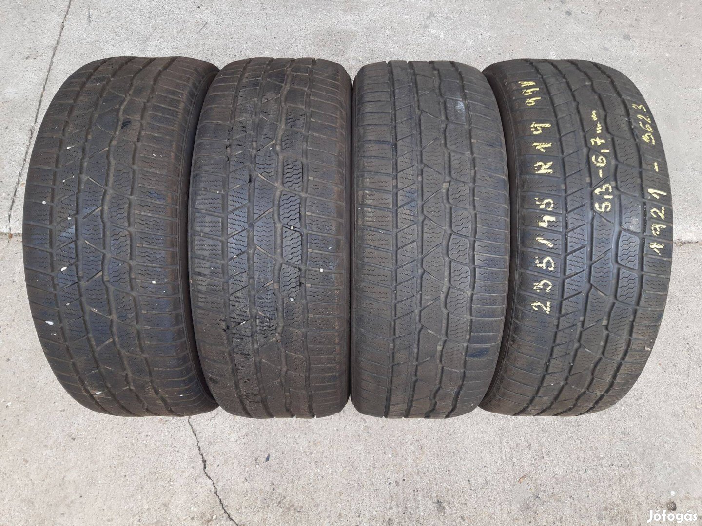 235/45 R19 -téli Continental