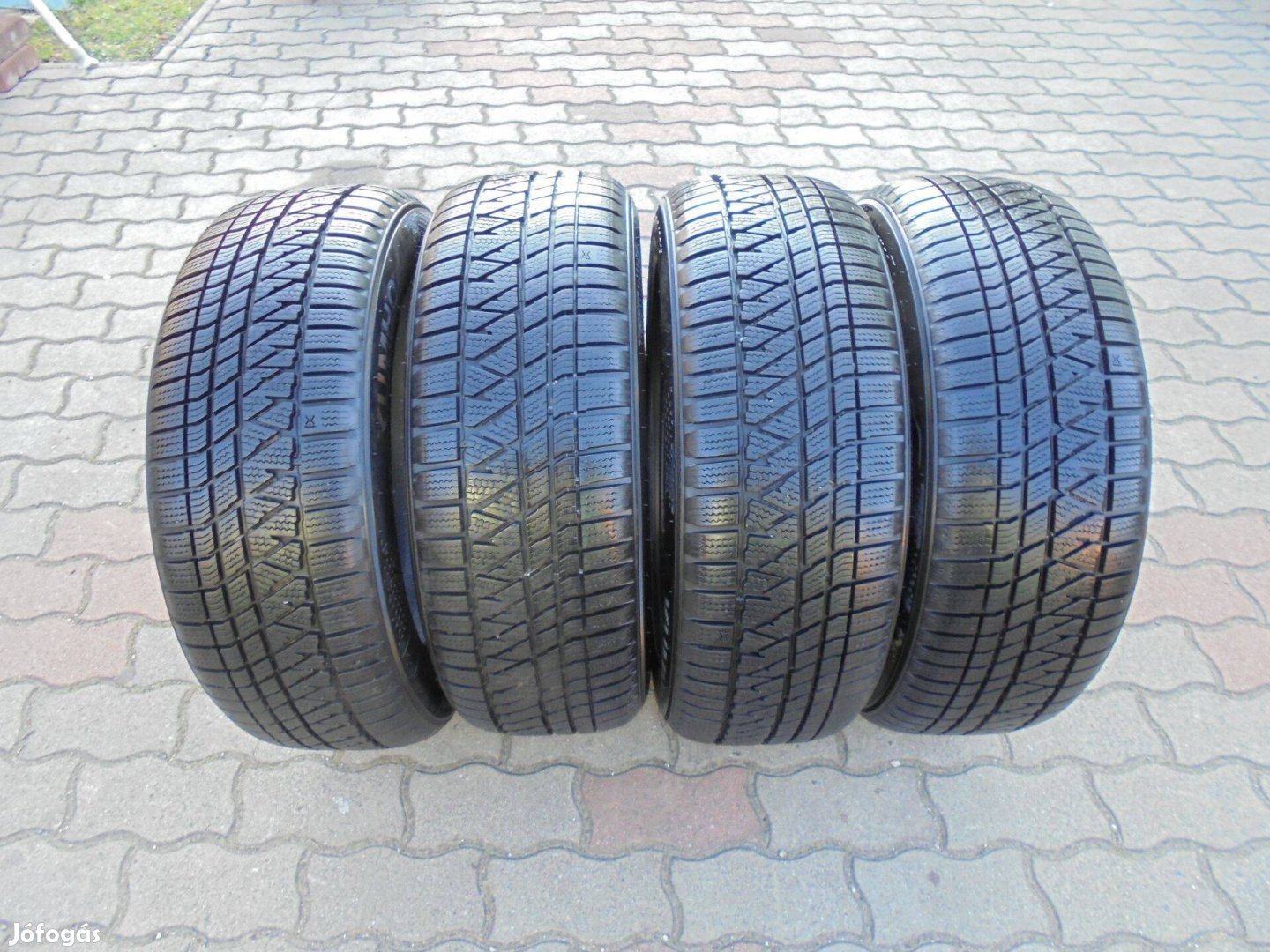 235/55 R 18" újszerű 2022-es Kumho téli gumi eladó