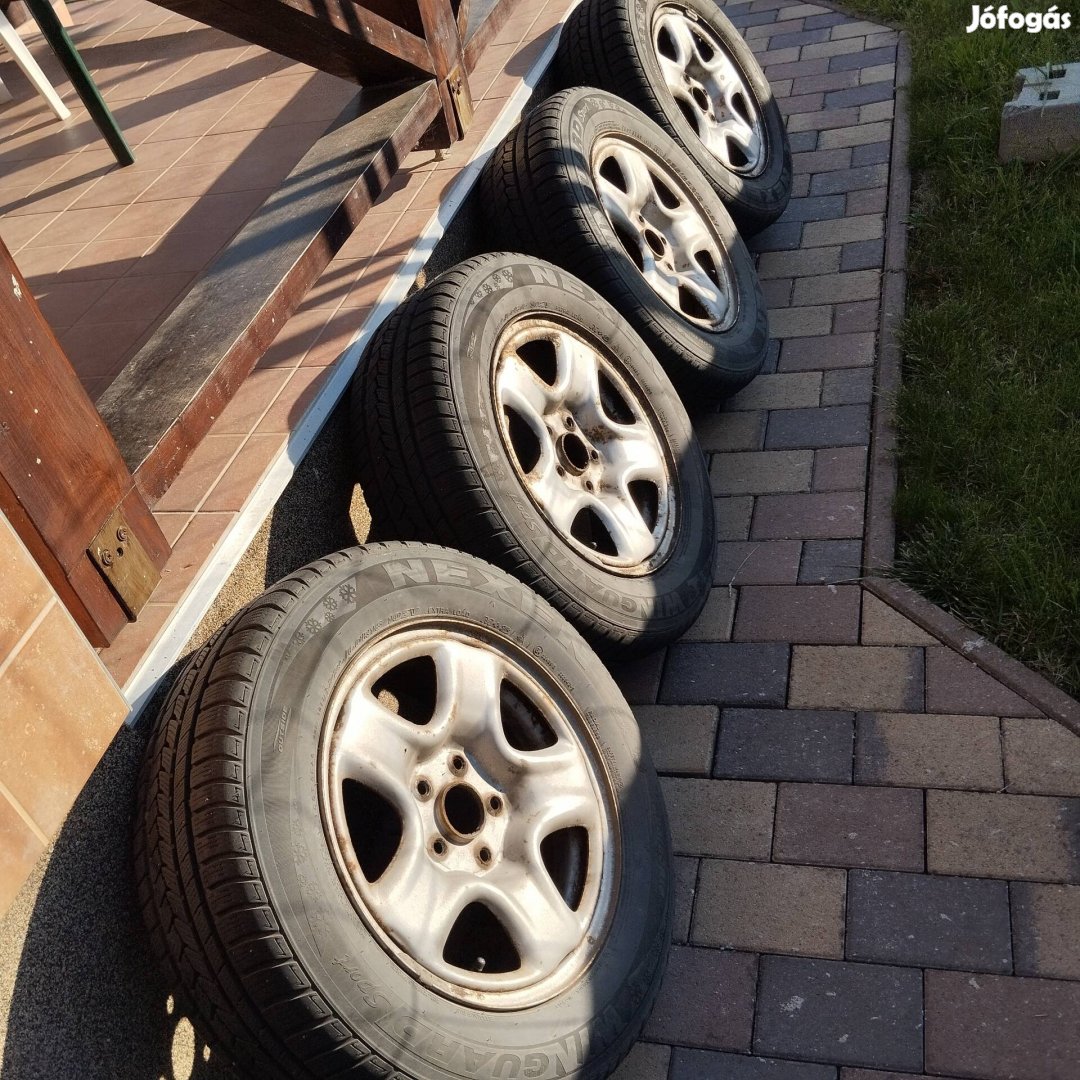 235/60 R16 gumiabroncs felnin SUV