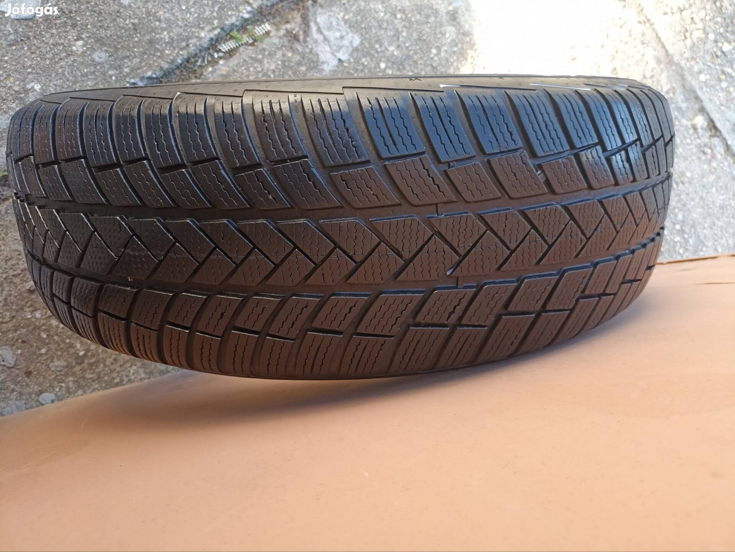 235/65/17 SUV téligumi eladó 