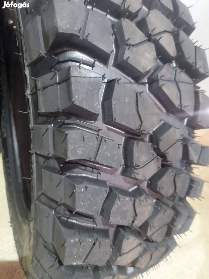 235/70R17 B FG KM2 mintás terepgumi