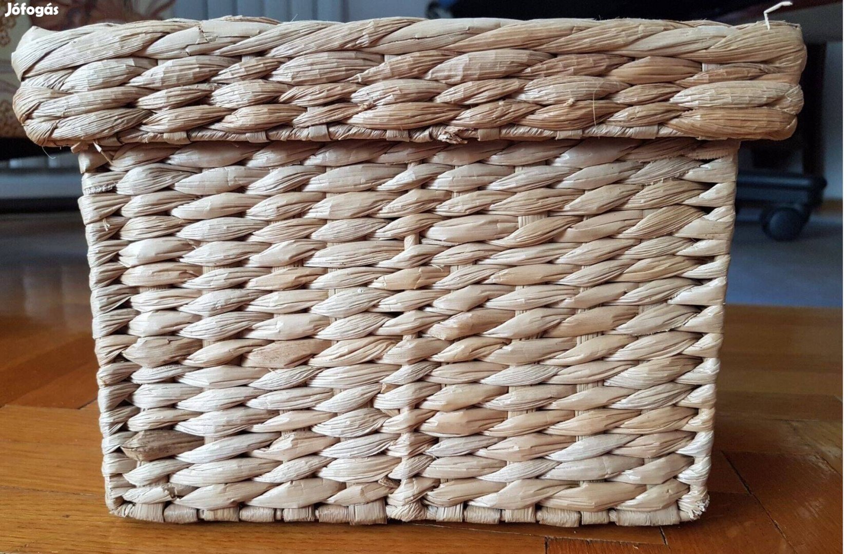 23 cm x 23 cm x 16 cm fonott fedeles gyékény tárolódoboz