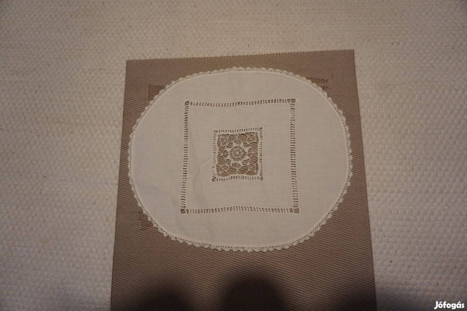 23x27 cm-es, ellipszis alakú fehér, négyzet mintás csipke