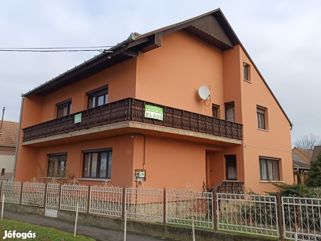 240 nm-es ház eladó Eszteregnye
