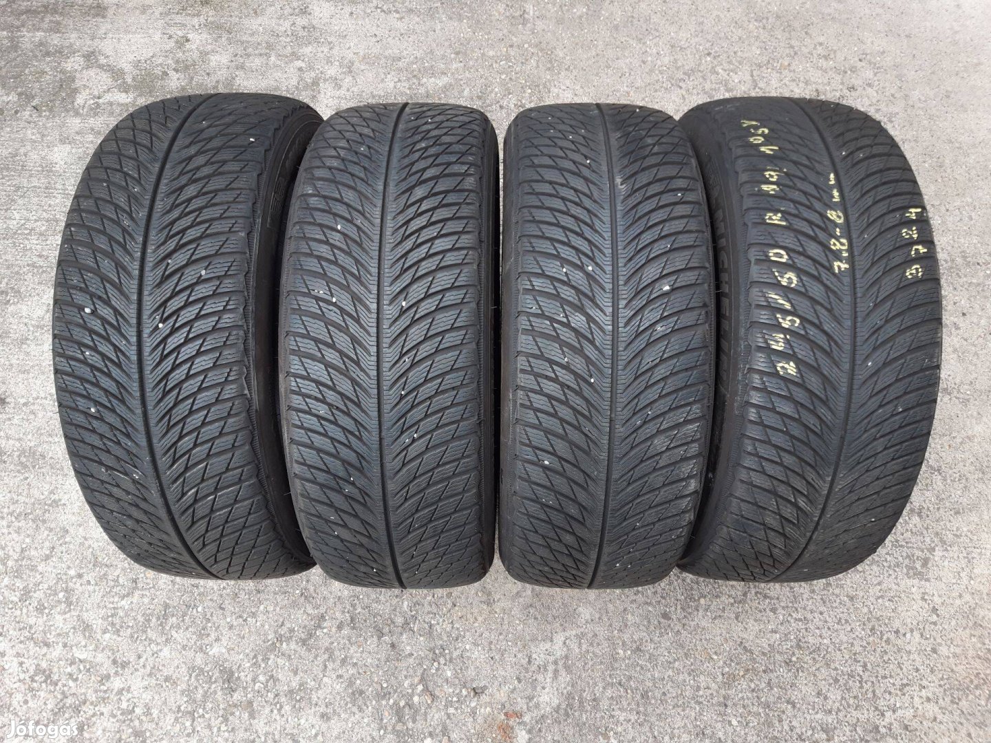 245/50 R19 -Michelin téligumik