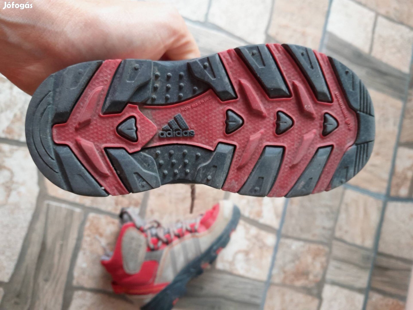 24-es adidas bakancs
