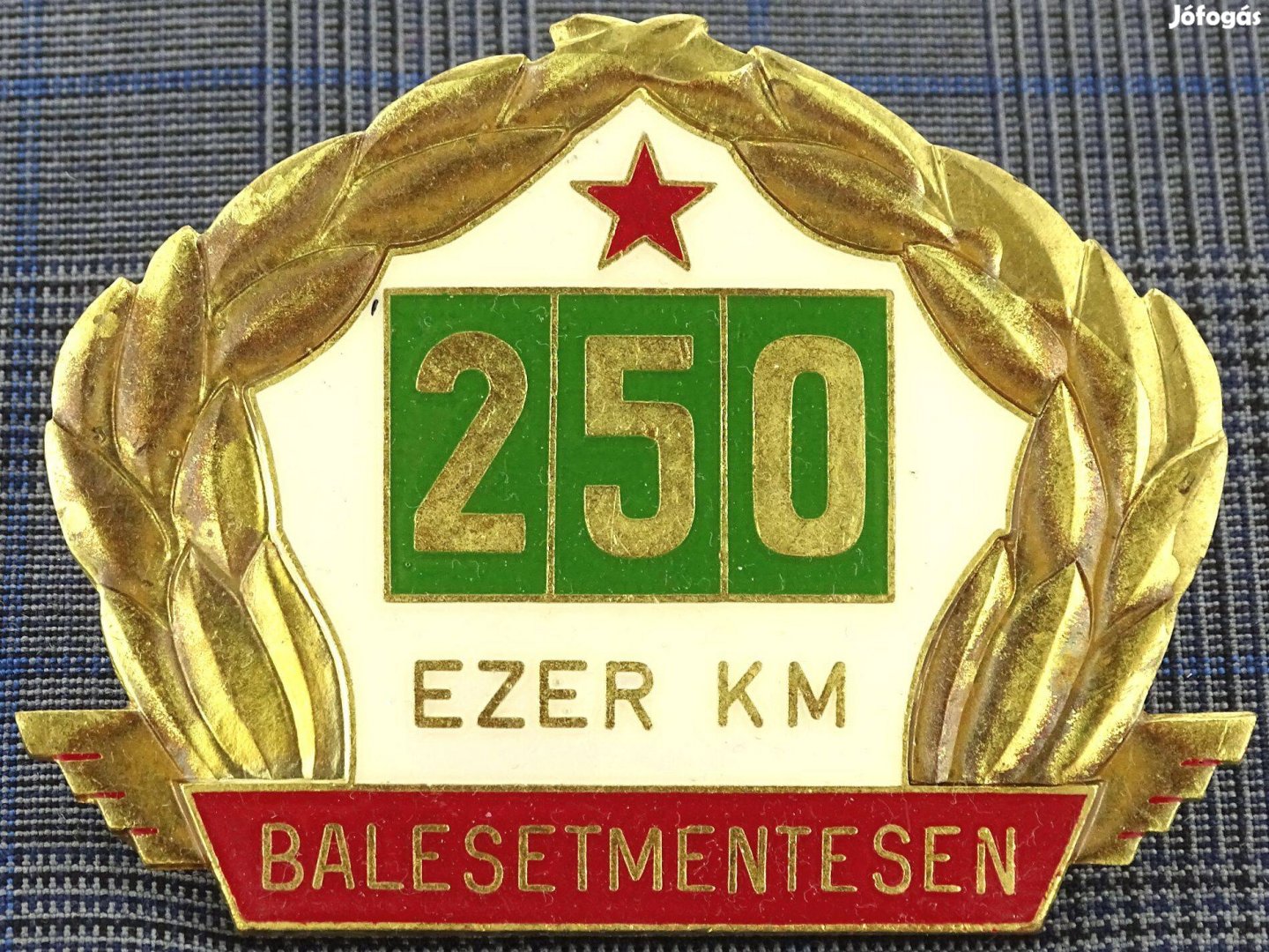 250 ezer km Balesetmentesen veterán hűtőrács jelvény