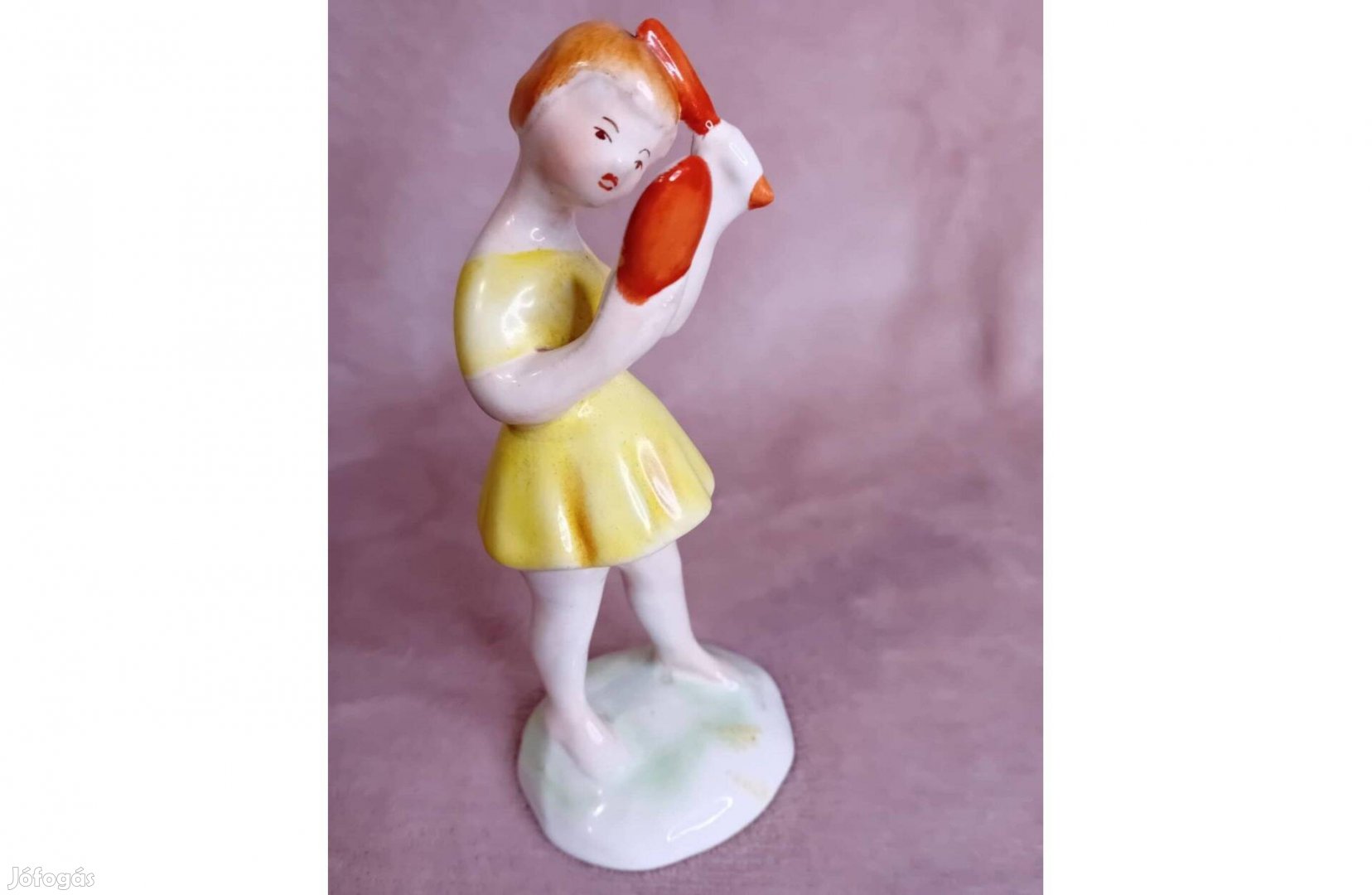 251238 Bodrogkeresztúri kerámia fésülködő lány