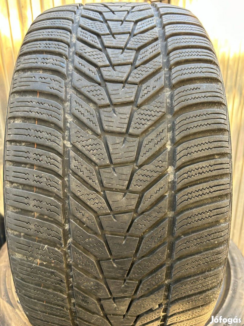 255/35R19 Hankook Téligumi