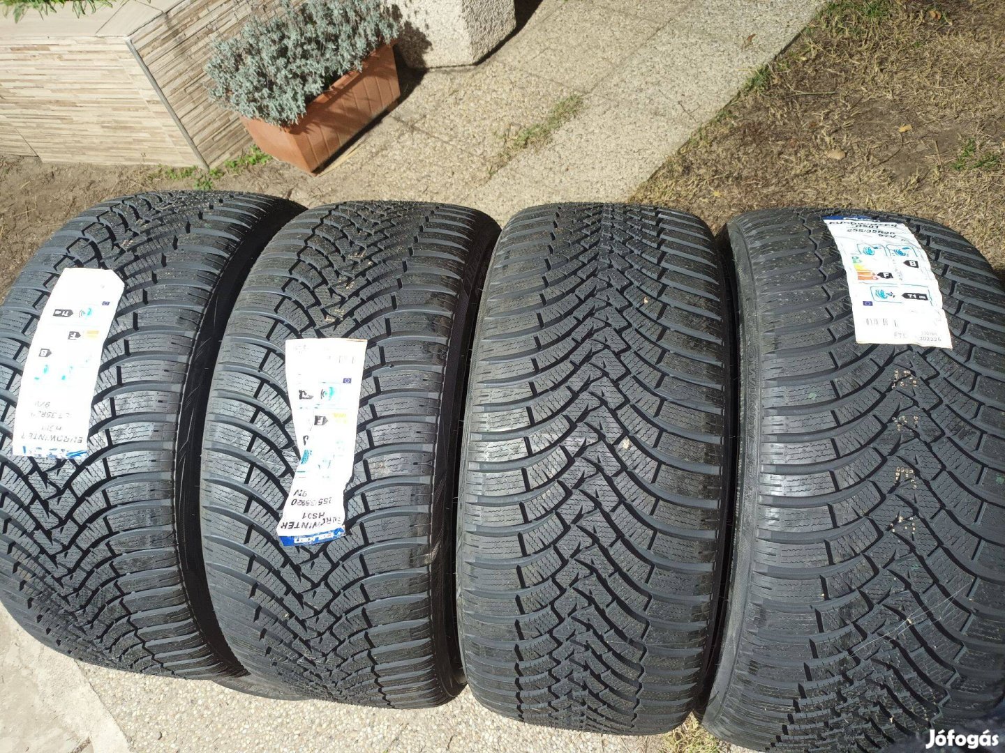 255/35r20 Falken téligumi 4db