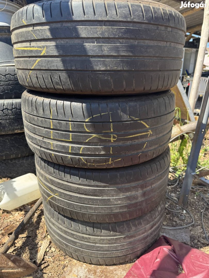 255/40R19 4db