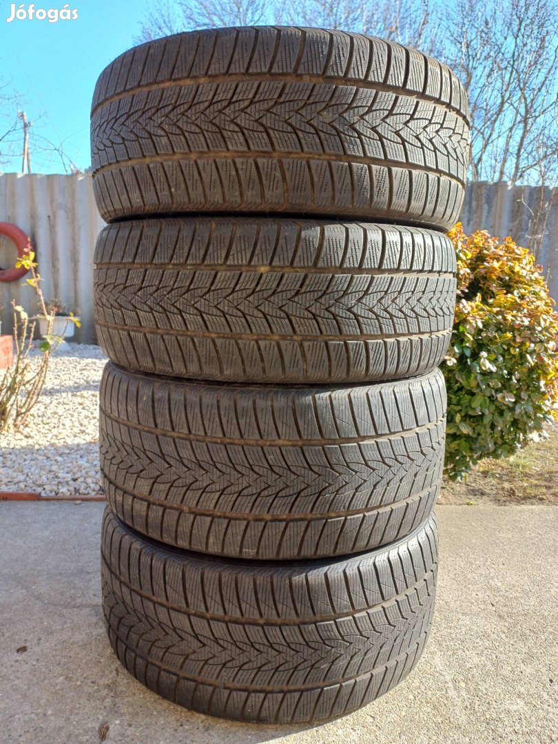 255/40R21 és 295/35R21 fiatal téli gumi szett