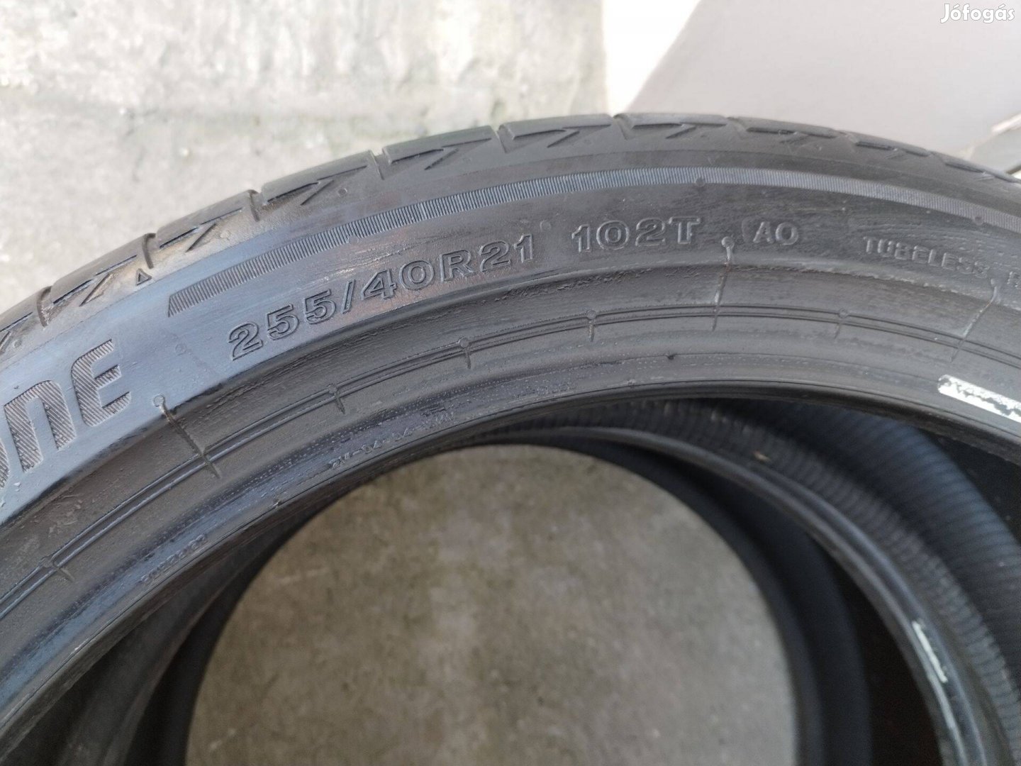 255 40 21 bridgestone nyári gumi 2 db 2022.évi