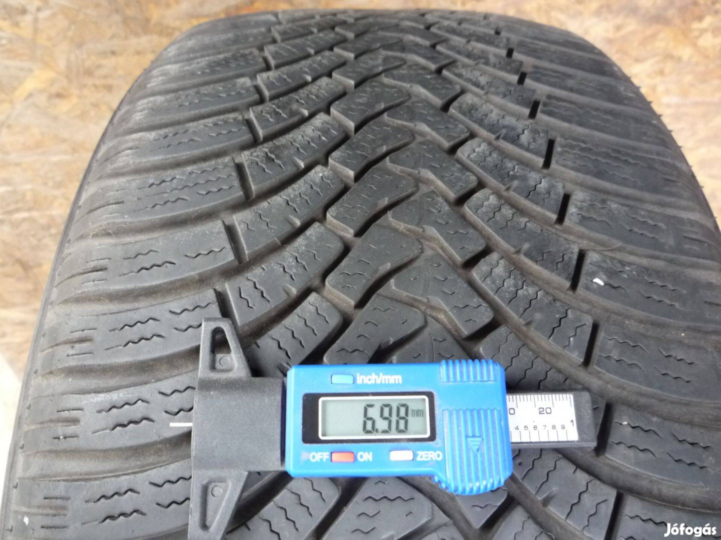 255/45R18 Falken téli garnitúra szinte újszerű állapotban eladó!