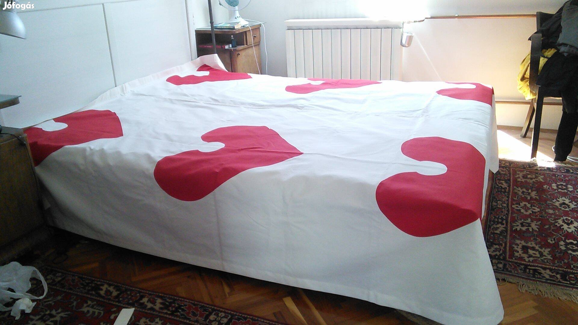 255 cm x 246 cm ágytakaró fehér piros szíves takaró