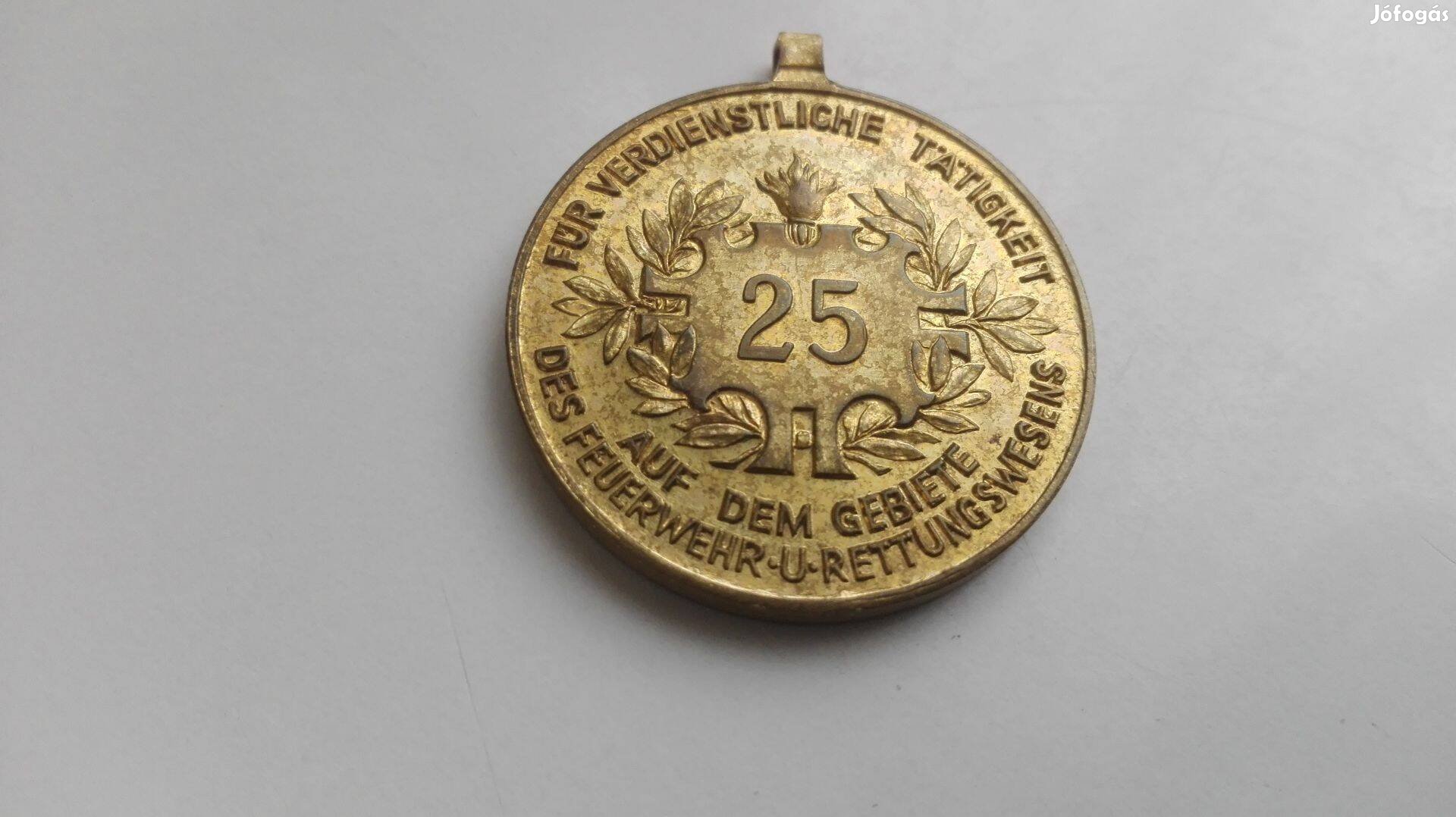 25 év szolgálatért aranyozott Osztrák Tűzoltó kitüntetés